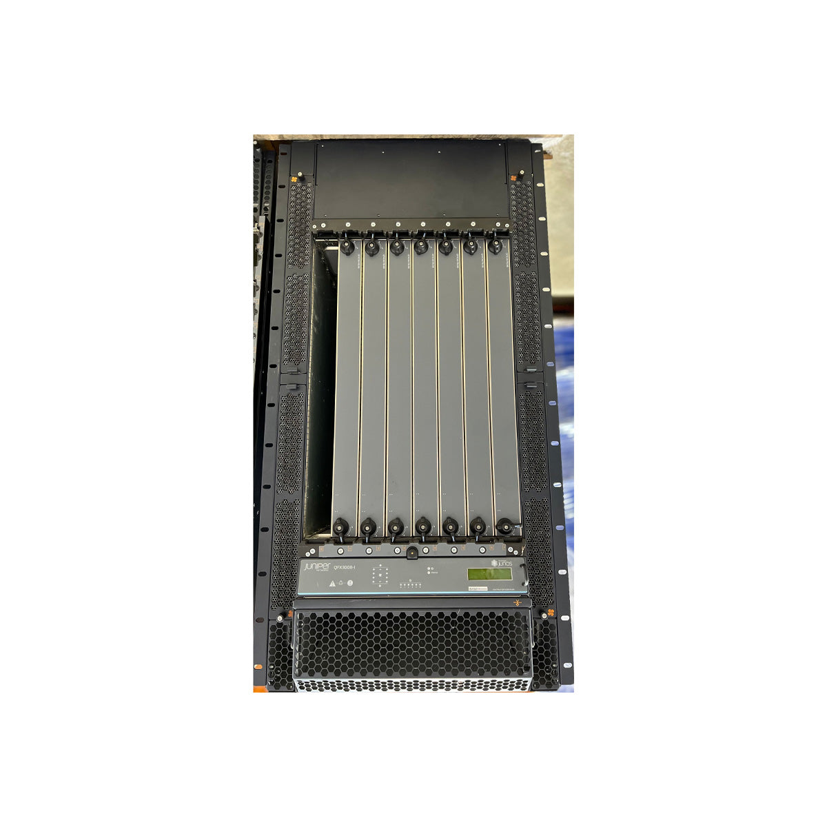 Juniper QFXC08 8-slot Chassis PN: QFXC08-CHASA-A with 1x QFXC08-FANT-A 1x QFXC08-FANB-A 6x QFXC08-PWRAC-4000-B 2x QFXC08-ACTRAY-C19-A 8x QFX3008-SR1 2x QFX08-CB4S 6x QFXC08-FBLNK 2nd :QFXC08-CHASA-A: Alt () Other //