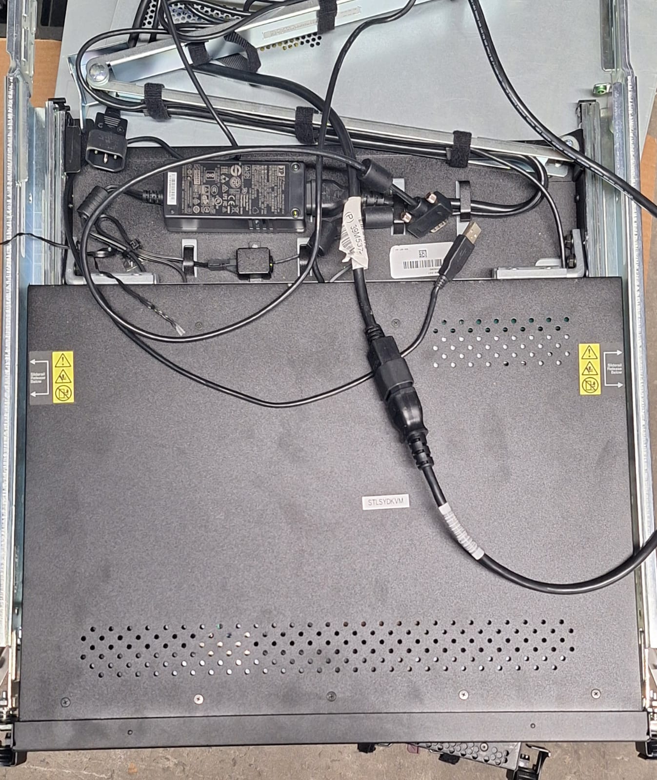 IBM 7316-TF4 18.5 Rackmount LCD Monitor Keyboard 2nd :: Alt () Other //